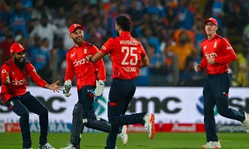 తొలి ఓవర్లోనే మూడు వికెట్లు తీసి టీమిండియాను భారీ దెబ్బ కొట్టిన ఇంగ్లండ్ పేసర్