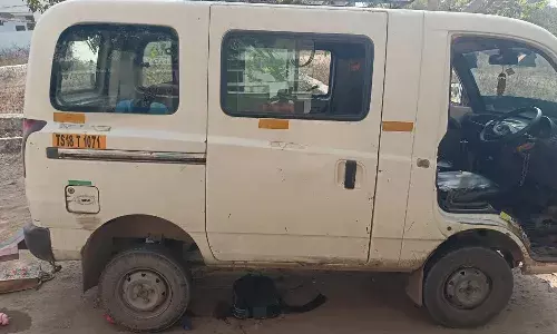 విషాదం.. స్కూల్ వ్యాన్ కింద ప‌డి నాలుగేళ్ల‌ చిన్నారి మృతి