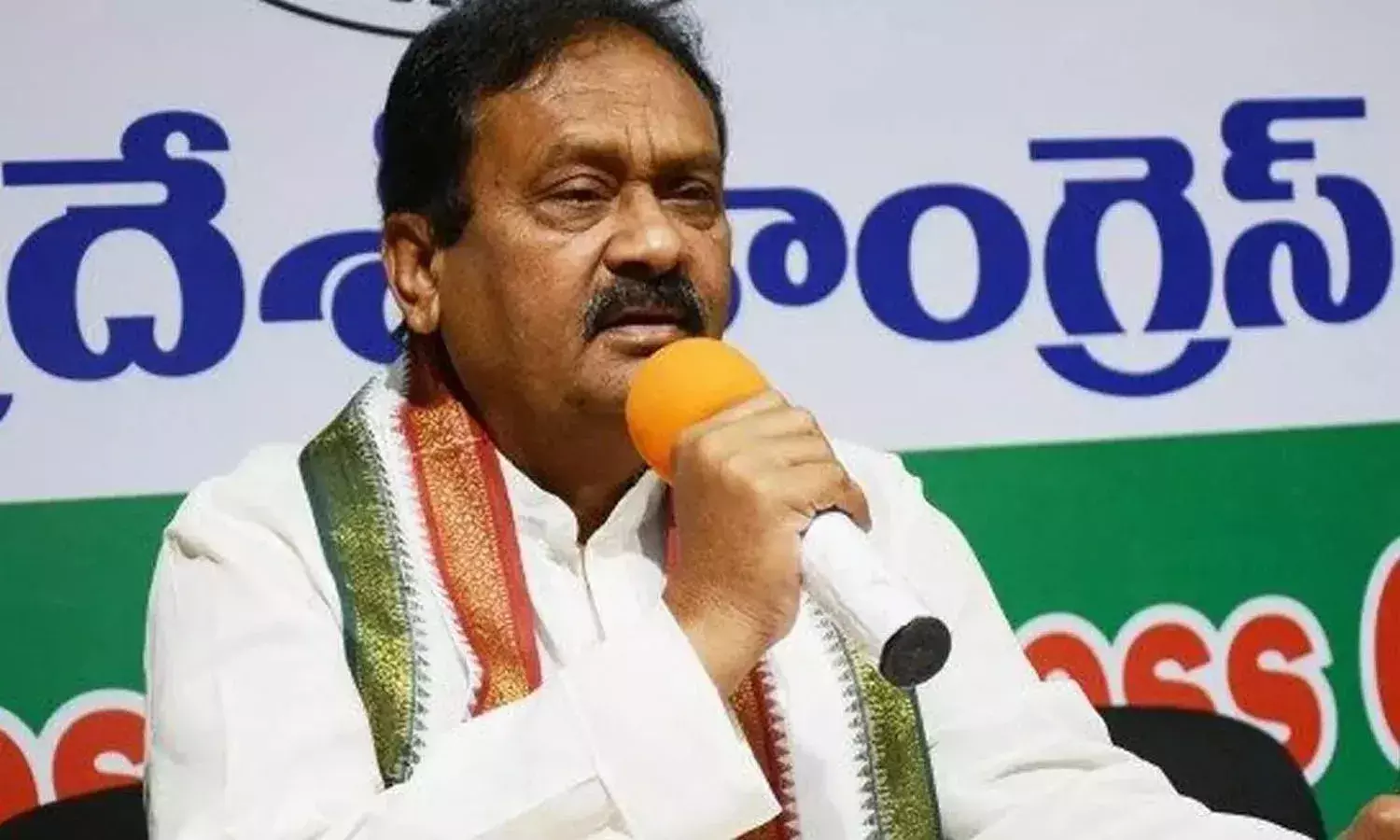 రష్యా, ఉక్రెయిన్ దాడులను ఆపేవాళ్ళు.. అమెరికాలో ఉన్న మనవాళ్ల‌ని తీసుకురాలేరా.?