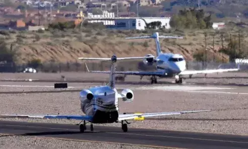 విమానాశ్రయంలో రెండు విమానాలు ఢీ.. ప్రయాణికుడు మృతి