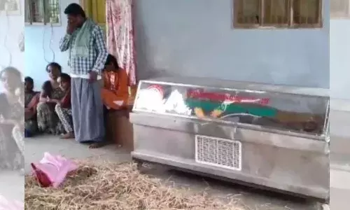 ఆస్తి వివాదం కార‌ణంగా ఆగిన‌ అంత్యక్రియలు