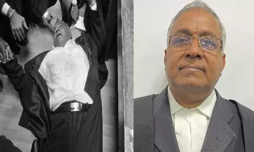 తెలంగాణ హైకోర్టులో గుండెపోటుతో కుప్పకూలిన న్యాయవాది, హాస్పిటల్కు తీసుకెళ్లే లోపే..