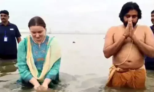 మహకుంభమేళాలో పుణ్యస్నానం చేసిన పవన్ కల్యాణ్ దంపతులు