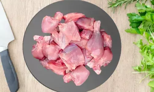 చికెన్ మార్కెట్లు క్లోజ్.. తినడానికి భయపడుతున్న జనం