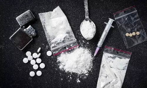 గుట్టుచ‌ప్పుడు కాకుండా మైన‌ర్ల‌కు మత్తు పదార్థాలు అమ్ముతున్న మ‌హిళ‌ను ఎలా ప‌ట్టుకున్నారంటే..