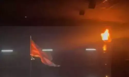 Video : ఓ పక్క సినిమా రన్ అవుతుంది.. మరోపక్క మంటలు చెలరేగాయి..!