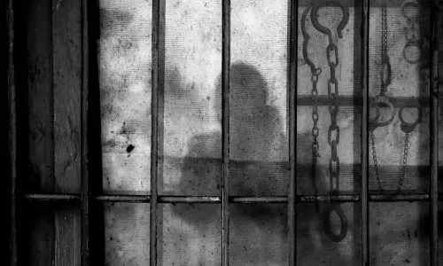 సెక్యూరిటీ లేని హాస్టళ్లే అత‌డి టార్గెట్‌..!