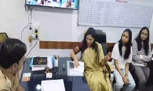 Video : కేంద్ర మంత్రి కుమార్తెకు వేధింపులు.. కార్యకర్తలతో పోలీసు స్టేషన్‌కు వెళ్లి..
