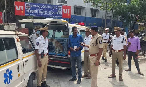 సైరన్‌తో అంబులెన్స్ వెళ్తోంది.. ఆపి చూసి అవాక్కైన పోలీసులు..!