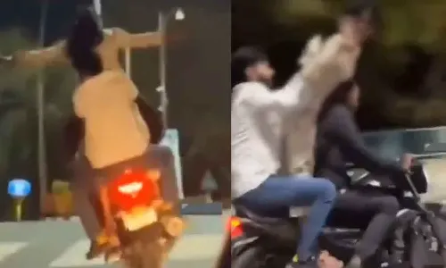Viral Video : బైక్పై స్టంట్స్.. గాలిలో ముద్దులు.. వెకిలి చేష్టలు.. తిక్కకుదిర్చిన పోలీసులు