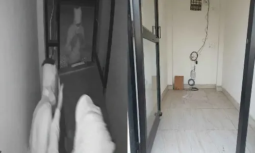 బద్దలు కొట్టడం ఎందుకు అనుకున్నారేమో.. ఏటీఎం మెషీన్ మొత్తానికే ఎత్తుకుపోయారు