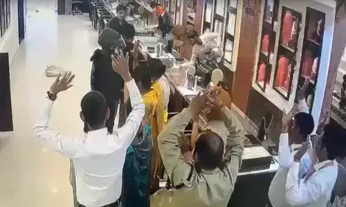 National News, Bihar, Tanishq Showroom, Armed Robbers, Loot Jewellery