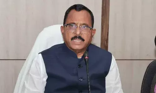 కేటీఆర్ ఇలాగే మాట్లాడుతూ ఉంటే చూస్తూ ఊరుకోం.. కాంగ్రెస్ ఎంపీ హెచ్చ‌రిక‌