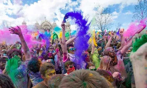 Experts say to follow these precautions while sprinkling Holi colors