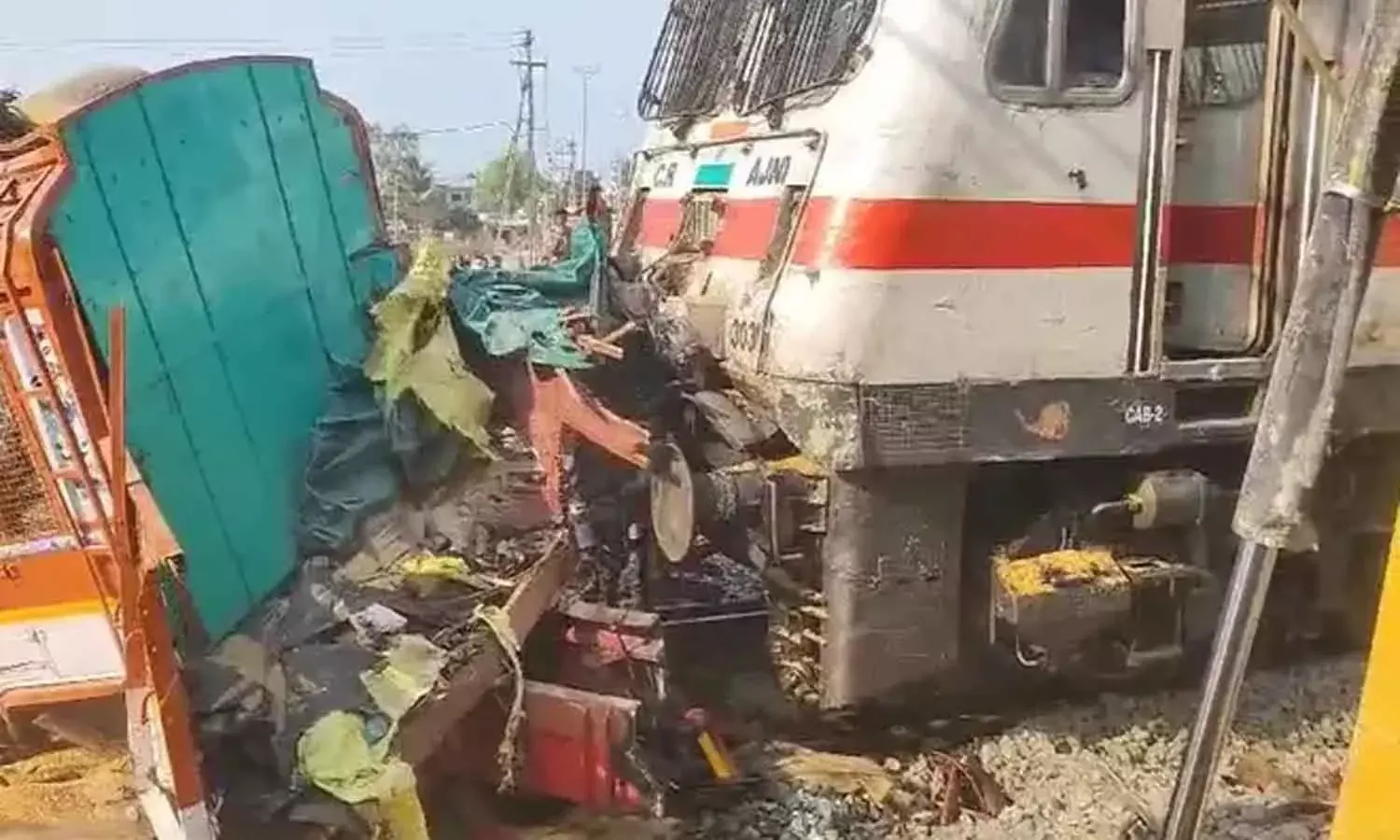 ముంబై-అమరావతి ఎక్స్‌ప్రెస్‌-ట్రక్కు ఢీ.. త‌ప్పిన పెను ప్ర‌మాదం