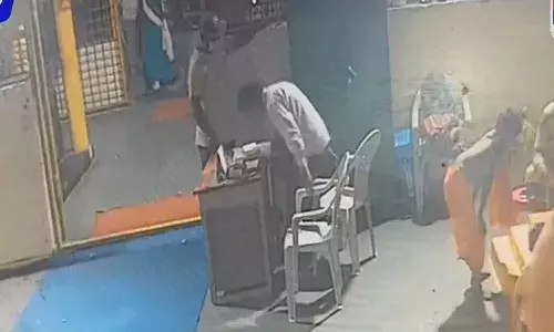 Hyderabad, Man splashes acid on temple accountant, Saidabad