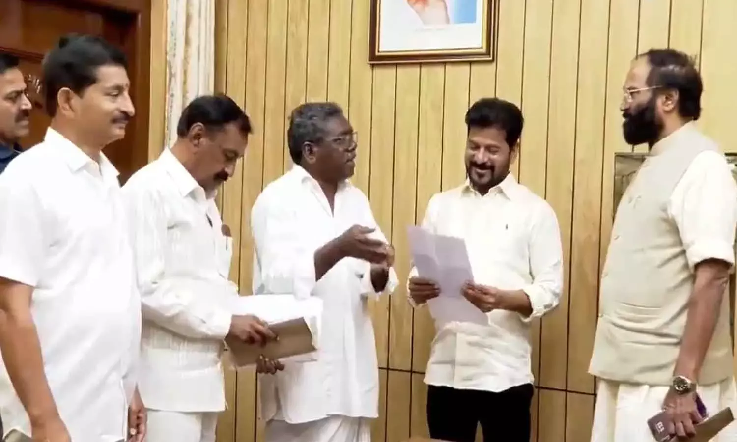 హమ్మయ్య.. సీఎంను క‌లిసిన గుమ్మడి నర్సయ్య