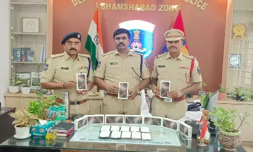 శంషాబాద్ ఎయిర్ పోర్టులో ఐదుగురు మహిళల అరెస్ట్
