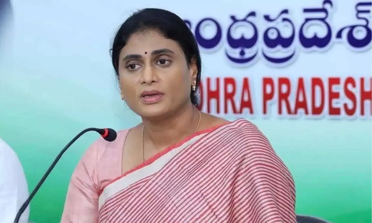 విశాఖ ఉక్కు ప్రైవేటీకరణ కత్తి ఇంకా వేలాడుతూనే ఉంది : ష‌ర్మిల