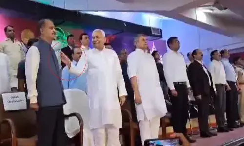 నితీష్ తీరుపై తీవ్ర విమర్శలు