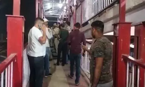 రైల్వే స్టేషన్లో మొదట 16 ఏళ్ల బాలికను కాల్చాడు.. ఆ తర్వాత ఆమె తండ్రిని చంపాడు.. ఆపై