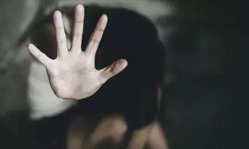 పొరపాటున రాంగ్ ట్రైన్ ఎక్కిన బాలిక.. రైలు దూకి వెళ్తుండగా దారుణం