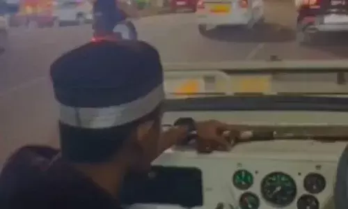 చేతిలో ఎయిర్ రైఫిల్.. ఓపెన్ టాప్ జీప్.. హైదరాబాదీ అతి చూశారా.?