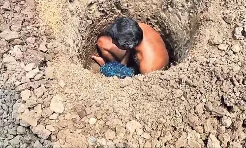 Police, bury himself alive, Prakasam district, APnews