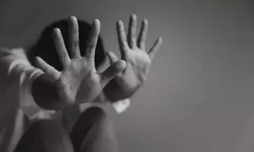 మహిళపై లైంగిక దాడి.. సహాయం కోసం కేకలు వేయ‌డంతో..