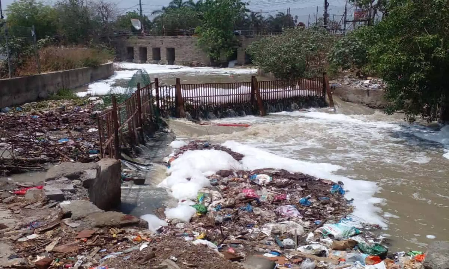 రెయిన్ ఎఫెక్ట్‌.. హైదరాబాద్‌లోకి కెమికల్స్