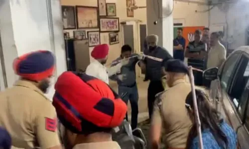 బీజేపీ సీనియర్ నేత ఇంటి బయట భారీ పేలుడు