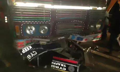 Lorry crashes into traffic booth, Miyapur Metro, kills one, Crime