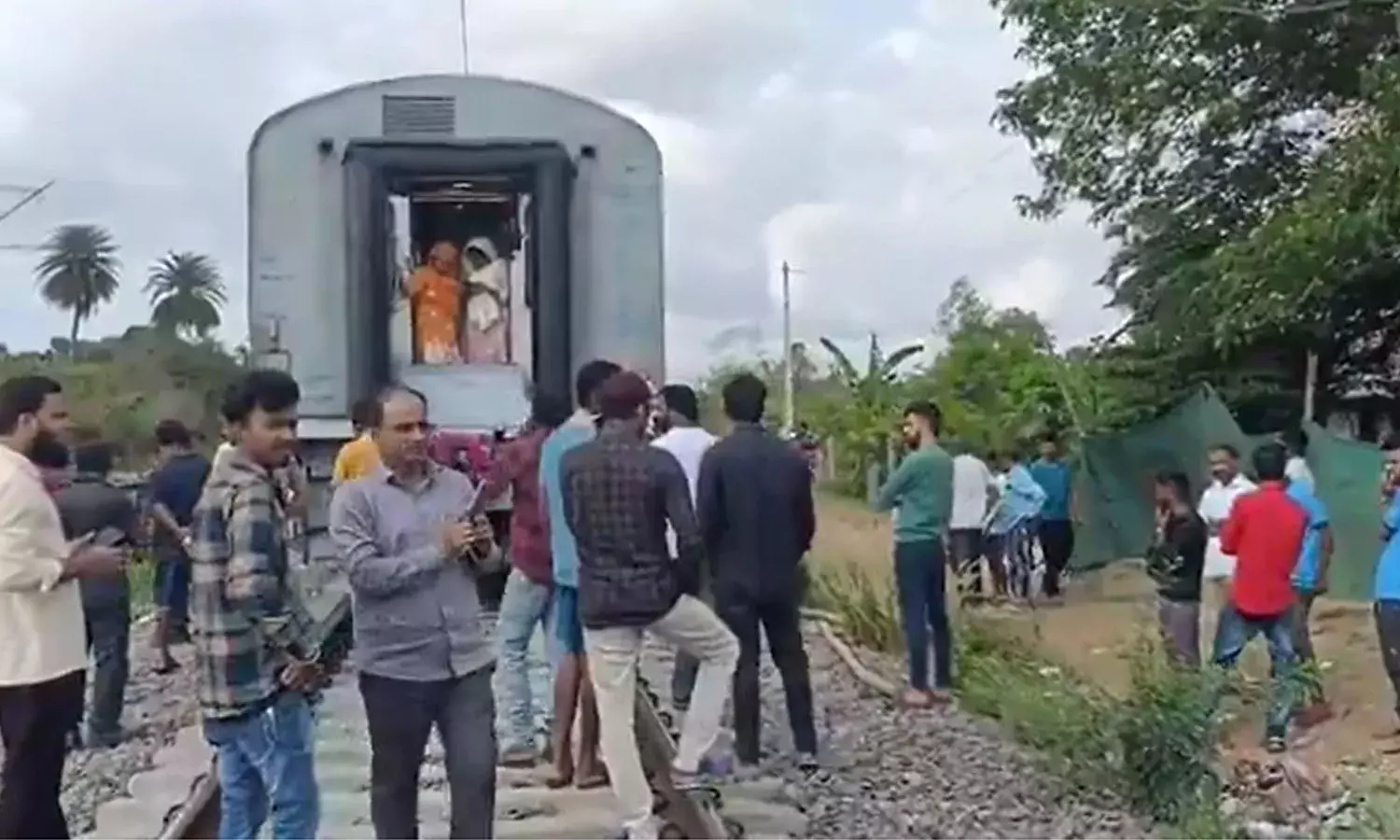 Train Accident, Falaknuma Express, Train Splits Midway, Palasa, Passengers Panic