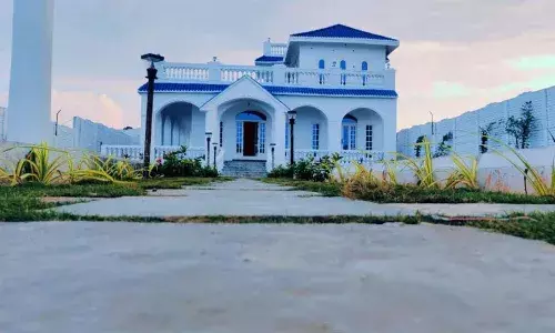 Hyderabad, Mujra party, Moinabad, female dancers, arrest