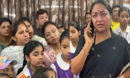 Video : అధిక ఫీజులు వసూలుపై సీఎంకు ఫిర్యాదు చేసిన తల్లిదండ్రులు.. రియాక్షన్ ఇక్కడ చూడండి..!