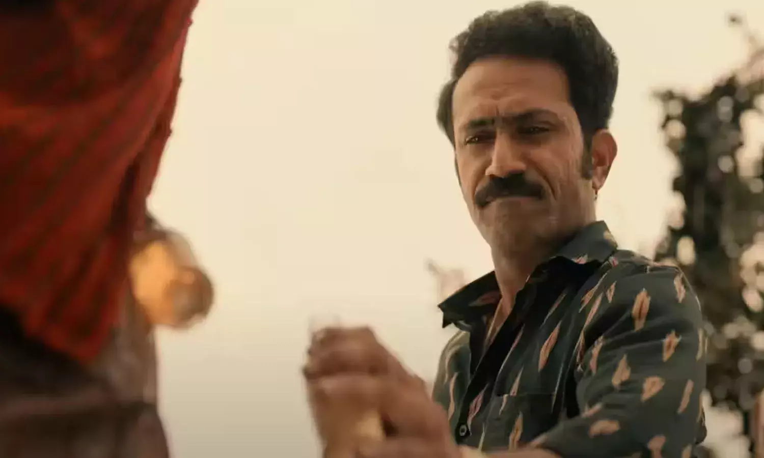 పోలీసులను చూసి మూడవ అంతస్తు నుండి దూకి పారిపోయిన టాలీవుడ్ విలన్