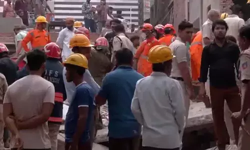4 dead, dozens feared trapped, 4-storey building collapses, Delhi, NDRF