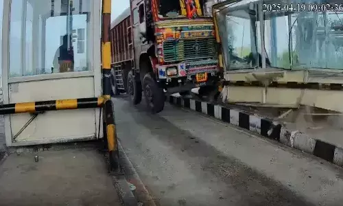 Telangana : టోల్ బూత్లోకి దూసుకెళ్లిన లారీ