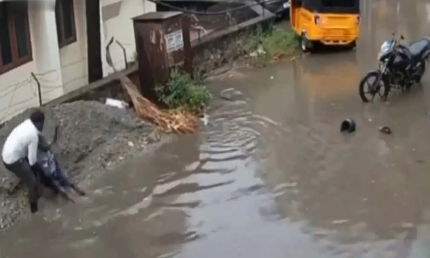 Viral-video, Tamilnadu, Man Rescues Boy, Electric Shock