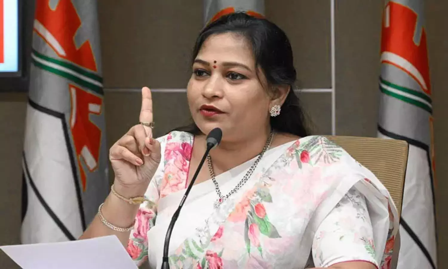 పెరుగుతున్న ఉష్ణోగ్రతలు.. అధికారులను అప్రమత్తం చేసిన హోం మంత్రి పెరుగుతున్న ఉష్ణోగ్రతలు.. అధికారులను అప్రమత్తం చేసిన హోం మంత్రి