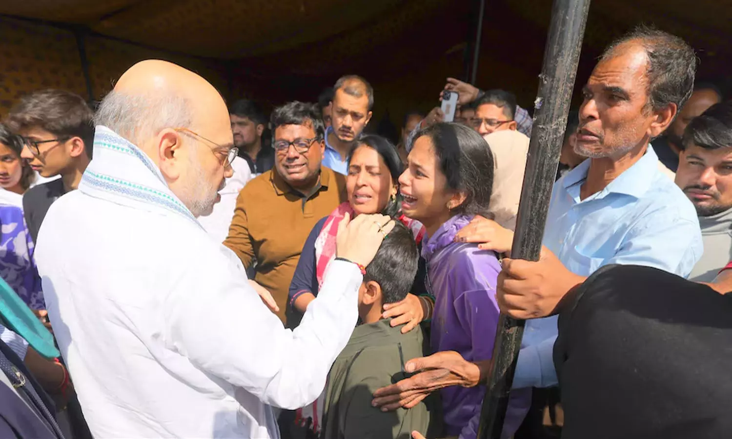 Video : అమిత్ షా ఎదుట కన్నీటి పర్యంతమైన మృతుల కుటుంబ సభ్యులు Video : అమిత్ షా ఎదుట కన్నీటి పర్యంతమైన మృతుల కుటుంబ సభ్యులు