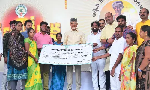 మత్స్యకారుల ఖాతాల్లో డబ్బులు జమ చేసిన సీఎం