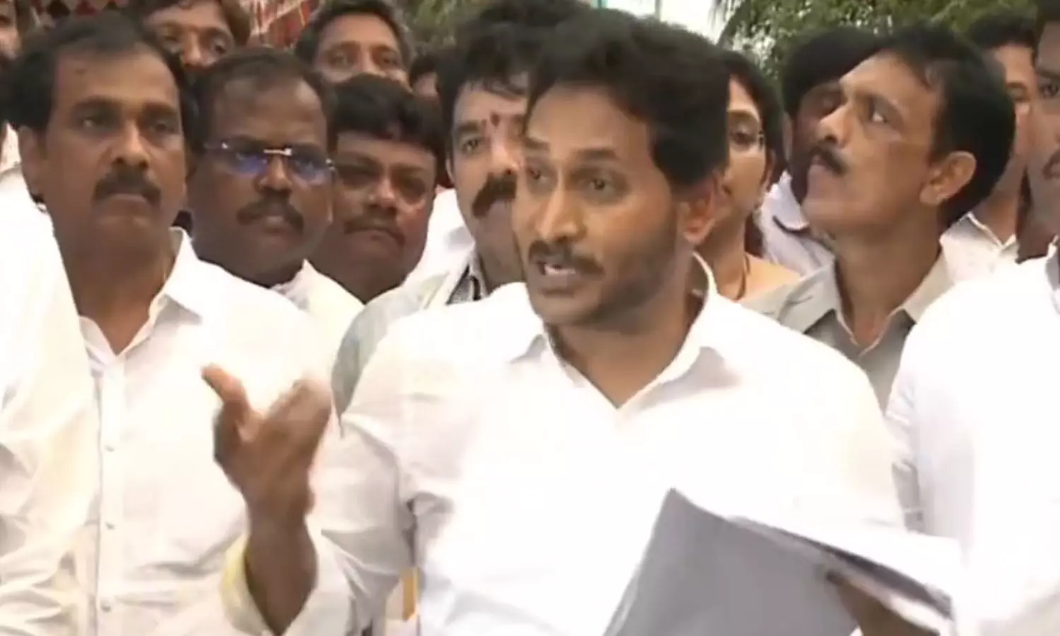 నేను వస్తున్నానని తెలిసి మొక్కుబడిగా ప్రకటించారు : వైఎస్ జగన్ నేను వస్తున్నానని తెలిసి మొక్కుబడిగా ప్రకటించారు : వైఎస్ జగన్