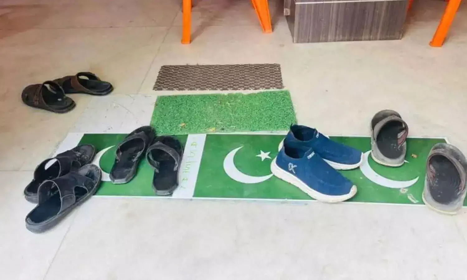Hyderabad, police remove flags, BJP MLA, Raja Singh Office