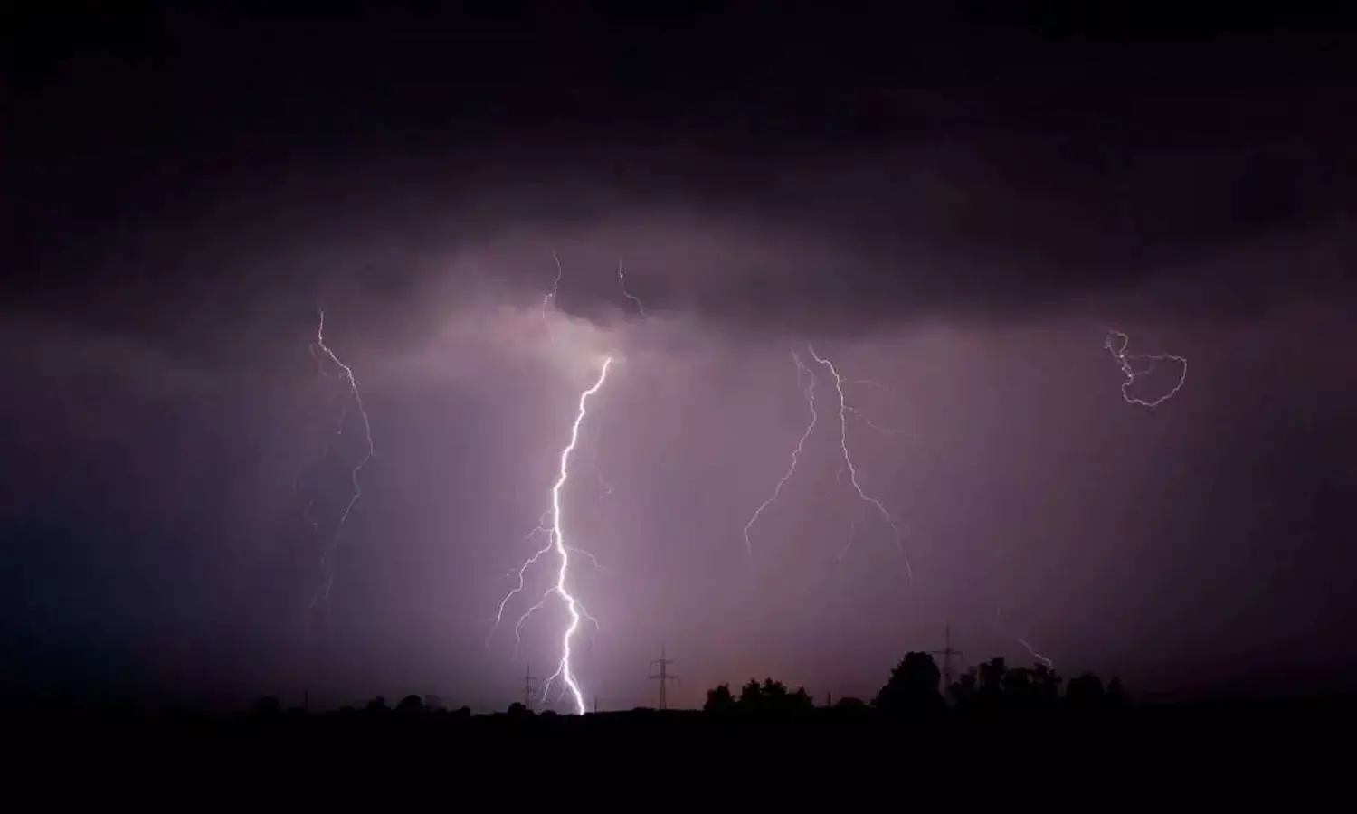 Rain Alert : తెలంగాణలో నాలుగు రోజులు వర్షాలు.. ఎల్లో అలర్ట్ జారీ Rain Alert : తెలంగాణలో నాలుగు రోజులు వర్షాలు.. ఎల్లో అలర్ట్ జారీ