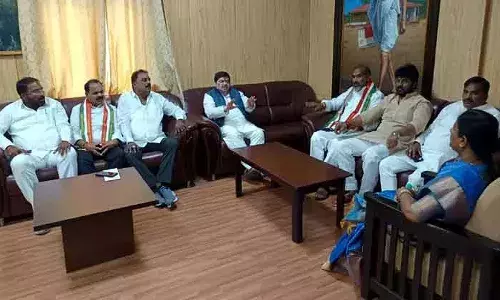 Telangana : రేపు ఉదయం గవర్నర్‌తో కాంగ్రెస్ బీసీ నేతలు భేటీ