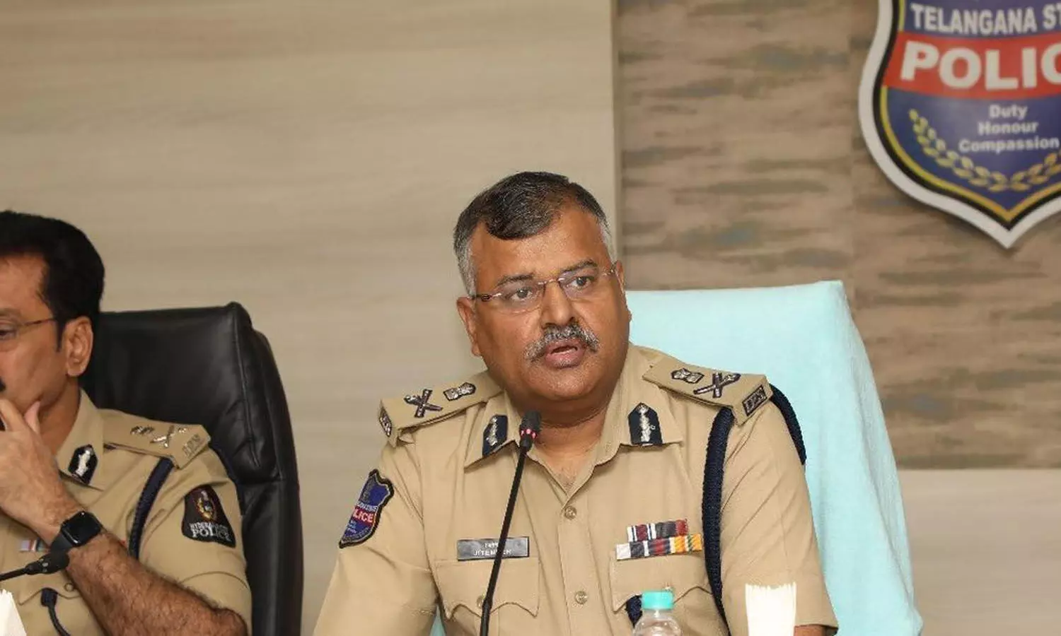 మిస్ వరల్డ్ పోటీల కార్యక్రమాలకు పకడ్బందీగా భద్రత కల్పించండి.. పోలీస్ అధికారులకు డీజీపీ ఆదేశం మిస్ వరల్డ్ పోటీల కార్యక్రమాలకు పకడ్బందీగా భద్రత కల్పించండి.. పోలీస్ అధికారులకు డీజీపీ ఆదేశం