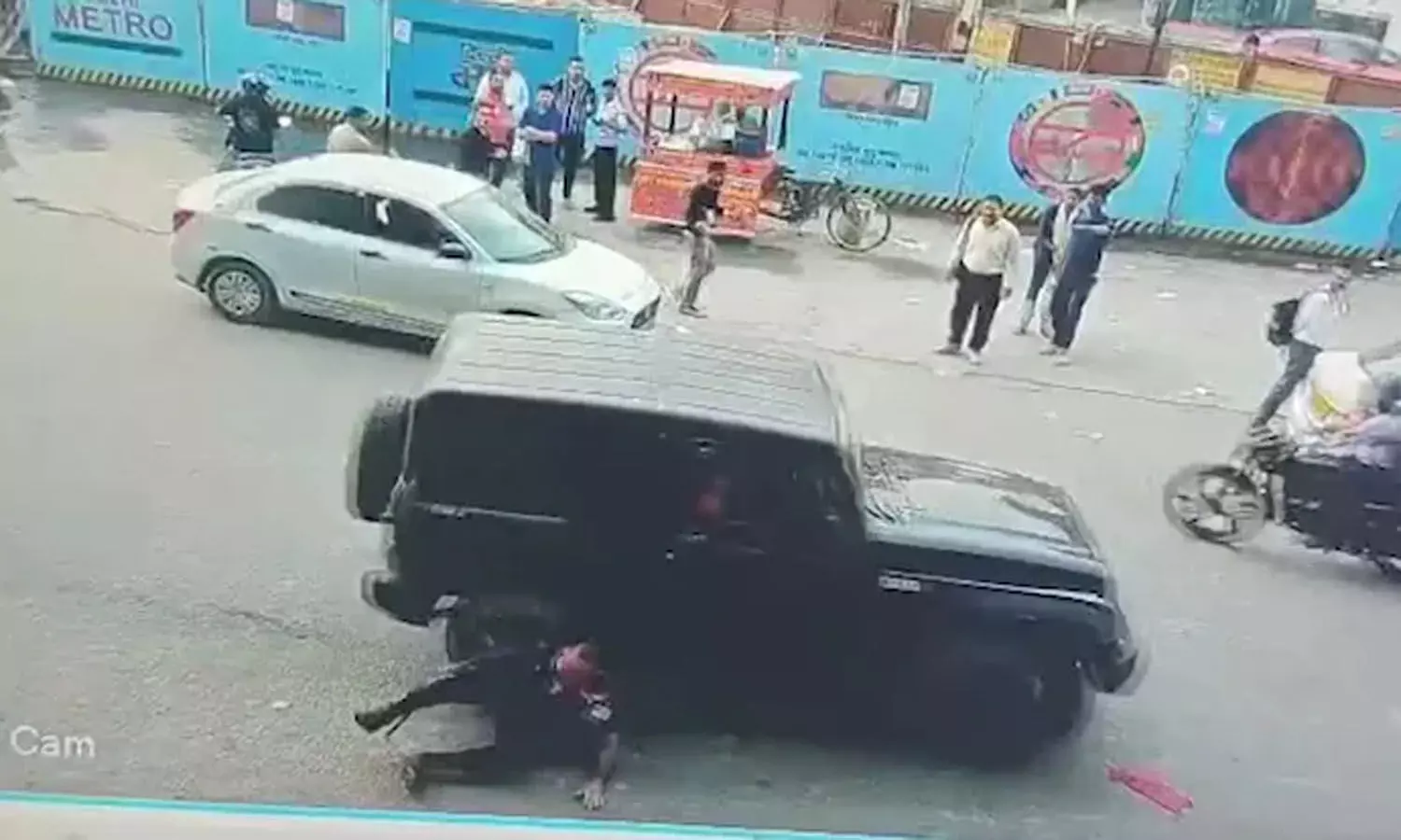 హారన్ కొట్టొద్దని చెప్పిన సెక్యూరిటీ గార్డు.. థార్ డ్రైవర్ ఏమి చేశాడంటే?