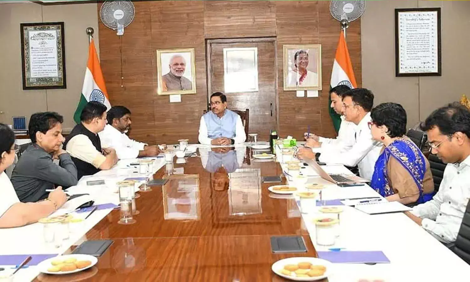 తెలంగాణకు 4000 సోలార్ పవర్ ప్లాంట్లు కేటాయించండి.. కేంద్రానికి డీసీఎం భట్టి వినతి తెలంగాణకు 4000 సోలార్ పవర్ ప్లాంట్లు కేటాయించండి.. కేంద్రానికి డీసీఎం భట్టి వినతి