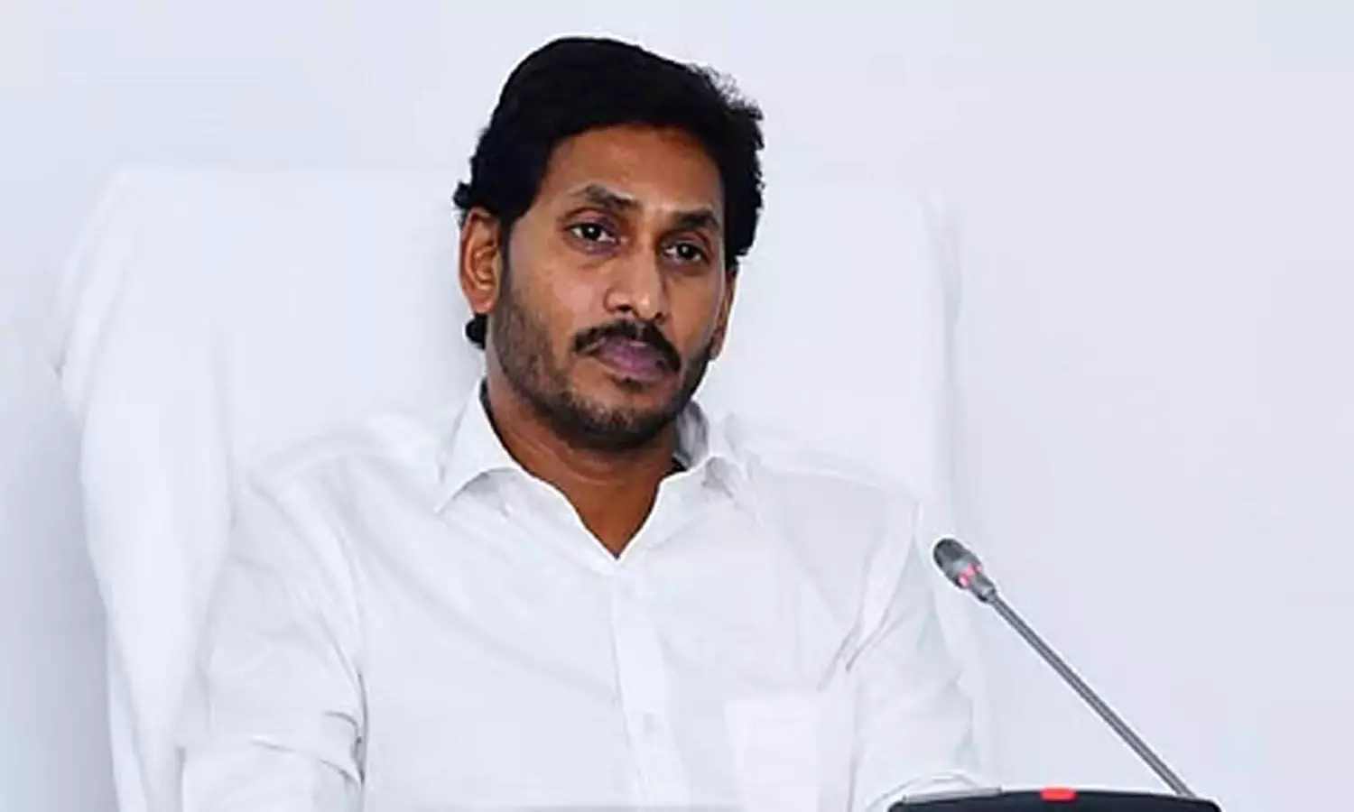 వారికి 2 లక్షల రూపాయలు సాయం అందజేసిన వైసీపీ వారికి 2 లక్షల రూపాయలు సాయం అందజేసిన వైసీపీ